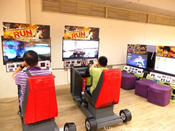 E7play一票玩到底(三多館(原:三多時尚球館)):【愛評口碑券】E7play一票玩到底(三多館)。一張門票館內運動、遊戲等多元設施玩到爽 適合家人朋友一起來同樂