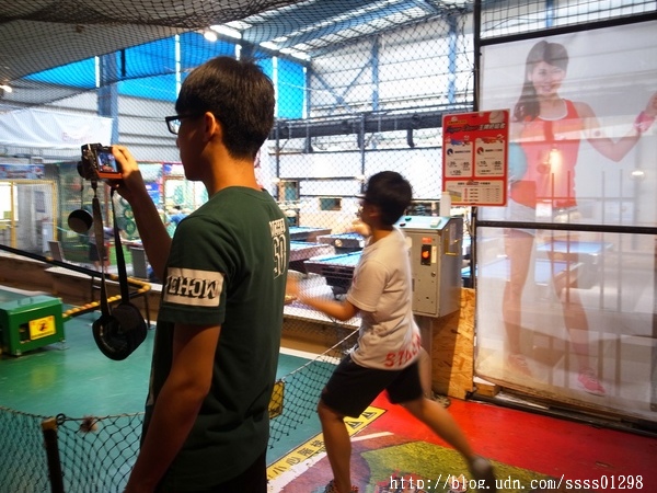 E7play一票玩到底(三多館(原:三多時尚球館)):【愛評口碑券】E7play一票玩到底(三多館)。一張門票館內運動、遊戲等多元設施玩到爽 適合家人朋友一起來同樂