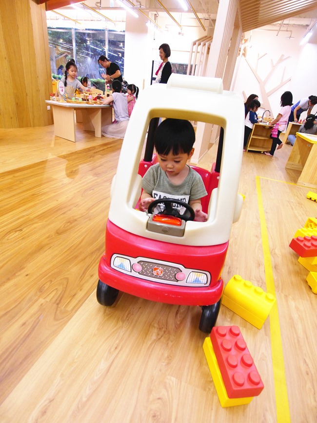 │台北。親子館│信誼小太陽親子館。樹屋森林球池、家家酒市集、探索迷宮、親子共樂小天地