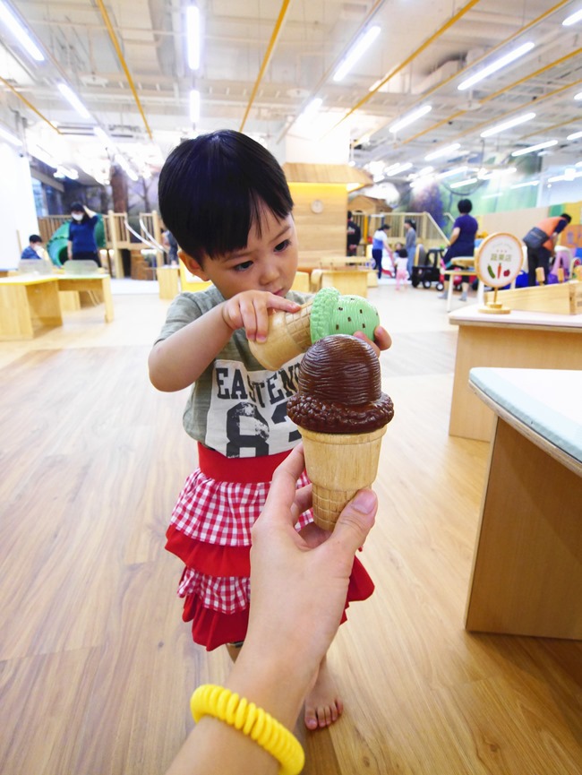 │台北。親子館│信誼小太陽親子館。樹屋森林球池、家家酒市集、探索迷宮、親子共樂小天地