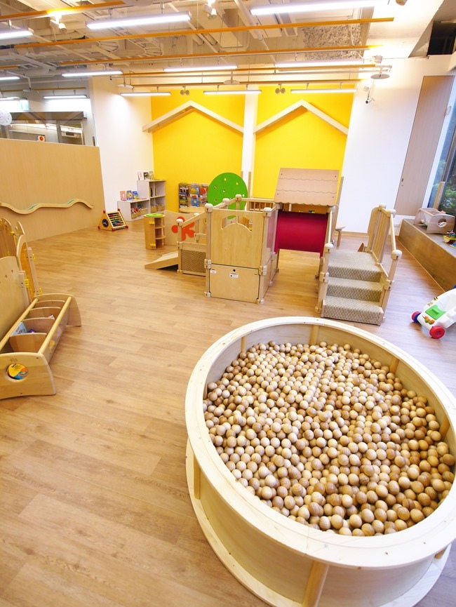 │台北。親子館│信誼小太陽親子館。樹屋森林球池、家家酒市集、探索迷宮、親子共樂小天地