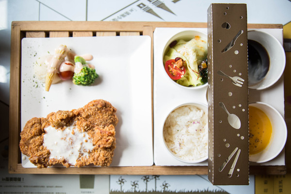 紙箱王創意園區(清境小瑞士花園)：[旅遊/食記/清境]創意紙餐廳 紙箱王創意園區(清境小瑞士花園店)