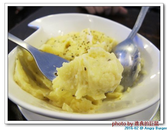 Angry Burger  美式餐廳：（台南。東區美食）Angry Burger 美式餐廳 /  美式漢堡，超大份量，還有大螢幕，讓你開心度過宵夜時光！