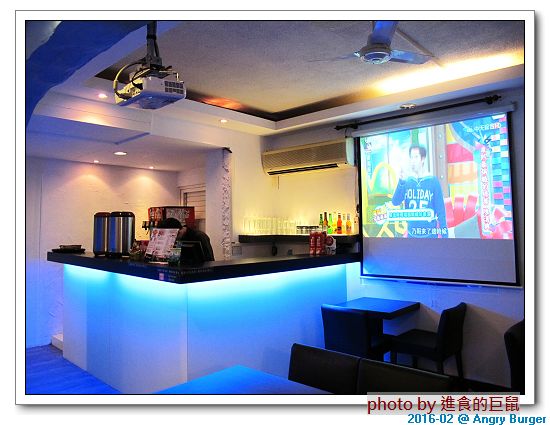 Angry Burger  美式餐廳：（台南。東區美食）Angry Burger 美式餐廳 /  美式漢堡，超大份量，還有大螢幕，讓你開心度過宵夜時光！