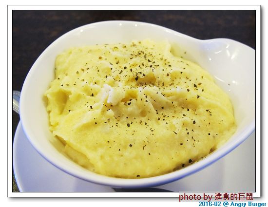 Angry Burger  美式餐廳：（台南。東區美食）Angry Burger 美式餐廳 /  美式漢堡，超大份量，還有大螢幕，讓你開心度過宵夜時光！