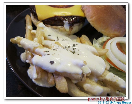 Angry Burger  美式餐廳：（台南。東區美食）Angry Burger 美式餐廳 /  美式漢堡，超大份量，還有大螢幕，讓你開心度過宵夜時光！