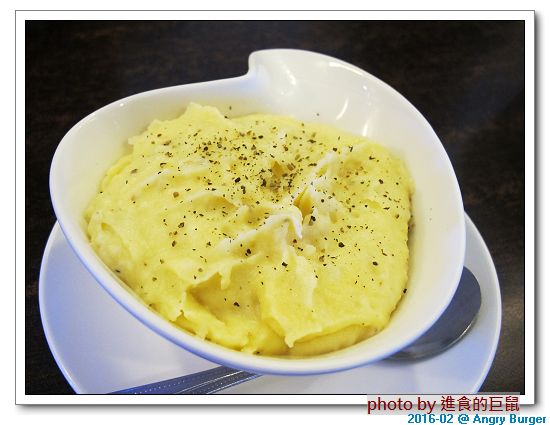 Angry Burger  美式餐廳：（台南。東區美食）Angry Burger 美式餐廳 /  美式漢堡，超大份量，還有大螢幕，讓你開心度過宵夜時光！