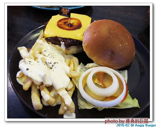 Angry Burger  美式餐廳：（台南。東區美食）Angry Burger 美式餐廳 /  美式漢堡，超大份量，還有大螢幕，讓你開心度過宵夜時光！