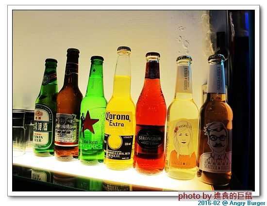 Angry Burger  美式餐廳：（台南。東區美食）Angry Burger 美式餐廳 /  美式漢堡，超大份量，還有大螢幕，讓你開心度過宵夜時光！