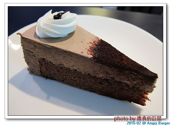 Angry Burger  美式餐廳：（台南。東區美食）Angry Burger 美式餐廳 /  美式漢堡，超大份量，還有大螢幕，讓你開心度過宵夜時光！