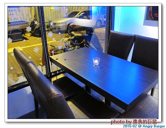 Angry Burger  美式餐廳：（台南。東區美食）Angry Burger 美式餐廳 /  美式漢堡，超大份量，還有大螢幕，讓你開心度過宵夜時光！