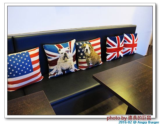 Angry Burger  美式餐廳：（台南。東區美食）Angry Burger 美式餐廳 /  美式漢堡，超大份量，還有大螢幕，讓你開心度過宵夜時光！