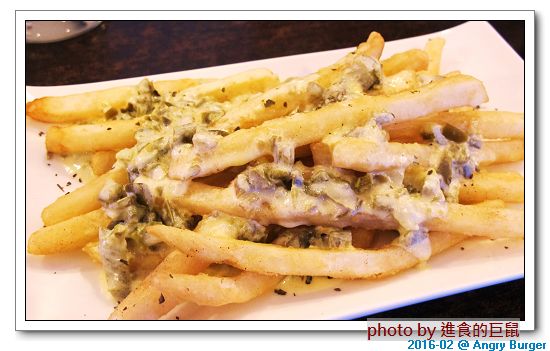 Angry Burger  美式餐廳：（台南。東區美食）Angry Burger 美式餐廳 /  美式漢堡，超大份量，還有大螢幕，讓你開心度過宵夜時光！