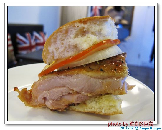 Angry Burger  美式餐廳：（台南。東區美食）Angry Burger 美式餐廳 /  美式漢堡，超大份量，還有大螢幕，讓你開心度過宵夜時光！