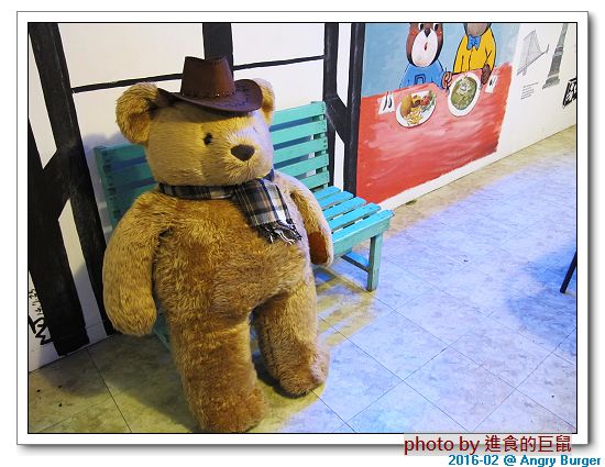 Angry Burger  美式餐廳：（台南。東區美食）Angry Burger 美式餐廳 /  美式漢堡，超大份量，還有大螢幕，讓你開心度過宵夜時光！