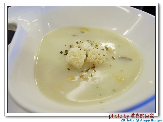 Angry Burger  美式餐廳：（台南。東區美食）Angry Burger 美式餐廳 /  美式漢堡，超大份量，還有大螢幕，讓你開心度過宵夜時光！