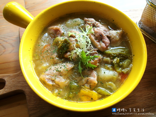 牧熊小館Moow:〖台中│美食〗牧熊小館Moow ❤ 隱藏於巷弄中的人氣早午餐,超推牧熊森林野餐的雞腿肉,多汁鮮甜,外酥內嫩,還有荔枝冰沙及紅豆燕麥拿鐵也超好喝!!