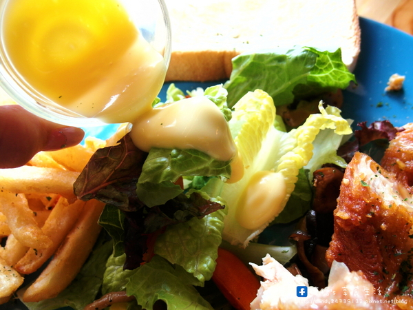 牧熊小館Moow:〖台中│美食〗牧熊小館Moow ❤ 隱藏於巷弄中的人氣早午餐,超推牧熊森林野餐的雞腿肉,多汁鮮甜,外酥內嫩,還有荔枝冰沙及紅豆燕麥拿鐵也超好喝!!