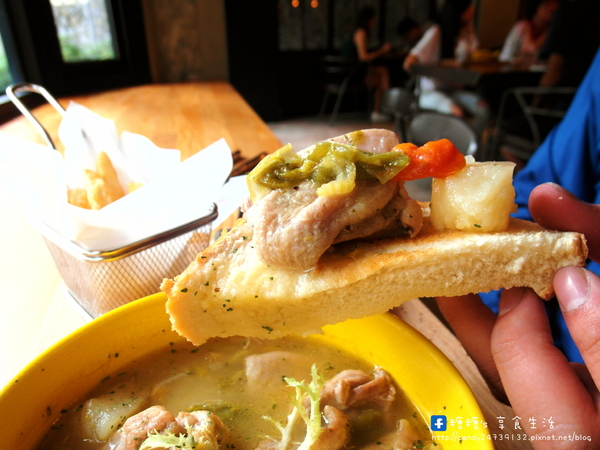 牧熊小館Moow:〖台中│美食〗牧熊小館Moow ❤ 隱藏於巷弄中的人氣早午餐,超推牧熊森林野餐的雞腿肉,多汁鮮甜,外酥內嫩,還有荔枝冰沙及紅豆燕麥拿鐵也超好喝!!