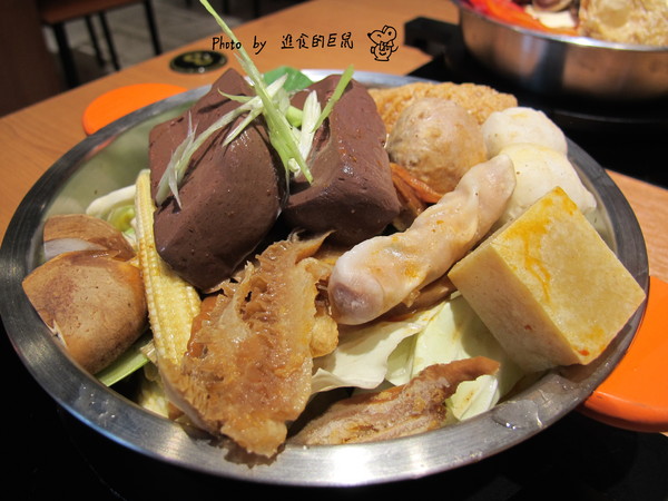 鬼椒一番鍋(東門店):(台南。東區美食)『鬼椒一番鍋(台南東門店) 』全台知名連鎖火鍋店。平實價格就能輕鬆地享用美味的個人鍋。