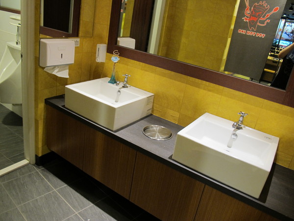 鬼椒一番鍋(東門店):(台南。東區美食)『鬼椒一番鍋(台南東門店) 』全台知名連鎖火鍋店。平實價格就能輕鬆地享用美味的個人鍋。