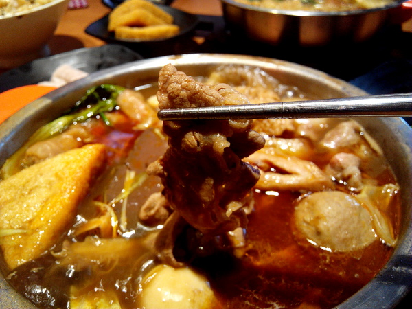 鬼椒一番鍋(東門店):【臺南Ω東區】鬼椒一番鍋(東門店)。鬼椒辣得過癮,綠咖哩風味十足,且不另收服務費