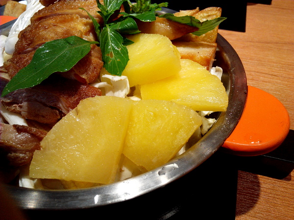 鬼椒一番鍋(東門店):【臺南Ω東區】鬼椒一番鍋(東門店)。鬼椒辣得過癮,綠咖哩風味十足,且不另收服務費