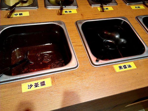 鬼椒一番鍋(東門店):【臺南Ω東區】鬼椒一番鍋(東門店)。鬼椒辣得過癮,綠咖哩風味十足,且不另收服務費