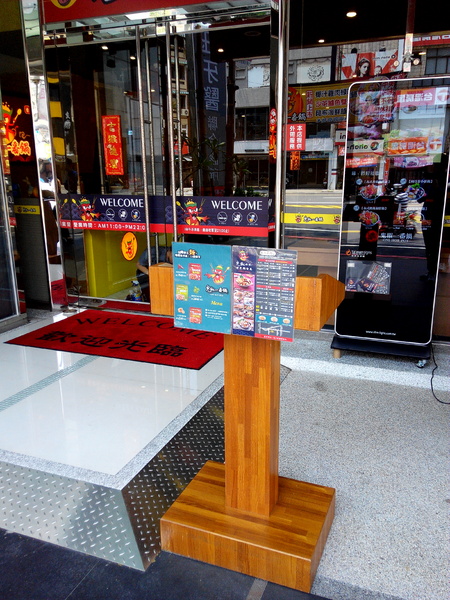 鬼椒一番鍋(東門店):【臺南Ω東區】鬼椒一番鍋(東門店)。鬼椒辣得過癮,綠咖哩風味十足,且不另收服務費