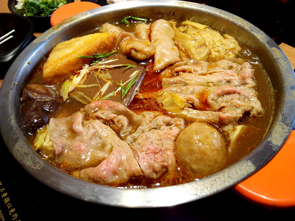 鬼椒一番鍋(東門店):【臺南Ω東區】鬼椒一番鍋(東門店)。鬼椒辣得過癮,綠咖哩風味十足,且不另收服務費