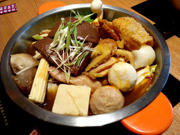 鬼椒一番鍋(東門店):【臺南Ω東區】鬼椒一番鍋(東門店)。鬼椒辣得過癮,綠咖哩風味十足,且不另收服務費