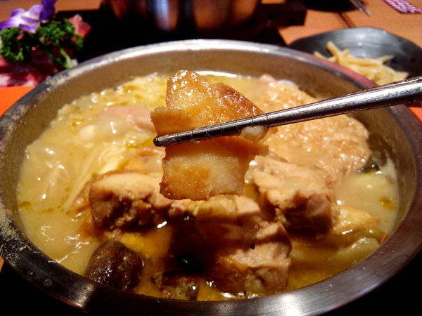 鬼椒一番鍋(東門店):【臺南Ω東區】鬼椒一番鍋(東門店)。鬼椒辣得過癮,綠咖哩風味十足,且不另收服務費