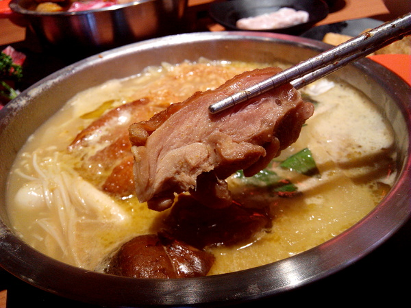 鬼椒一番鍋(東門店):【臺南Ω東區】鬼椒一番鍋(東門店)。鬼椒辣得過癮,綠咖哩風味十足,且不另收服務費