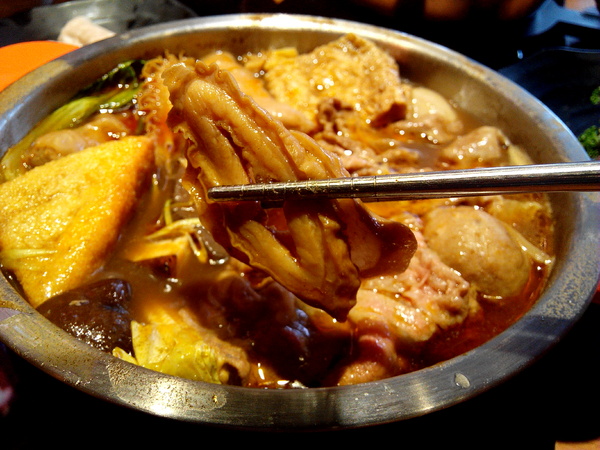 鬼椒一番鍋(東門店):【臺南Ω東區】鬼椒一番鍋(東門店)。鬼椒辣得過癮,綠咖哩風味十足,且不另收服務費