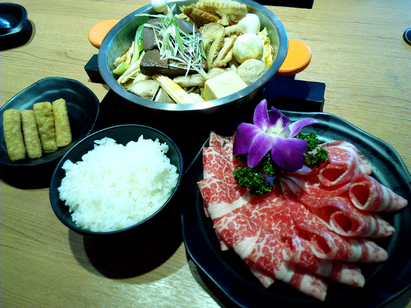 鬼椒一番鍋(東門店):【臺南Ω東區】鬼椒一番鍋(東門店)。鬼椒辣得過癮,綠咖哩風味十足,且不另收服務費