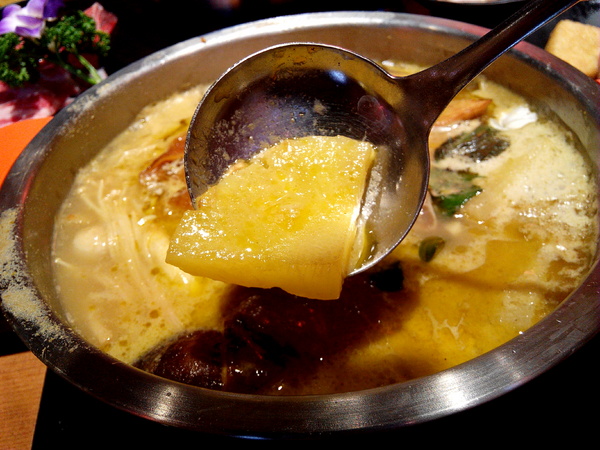 鬼椒一番鍋(東門店):【臺南Ω東區】鬼椒一番鍋(東門店)。鬼椒辣得過癮,綠咖哩風味十足,且不另收服務費