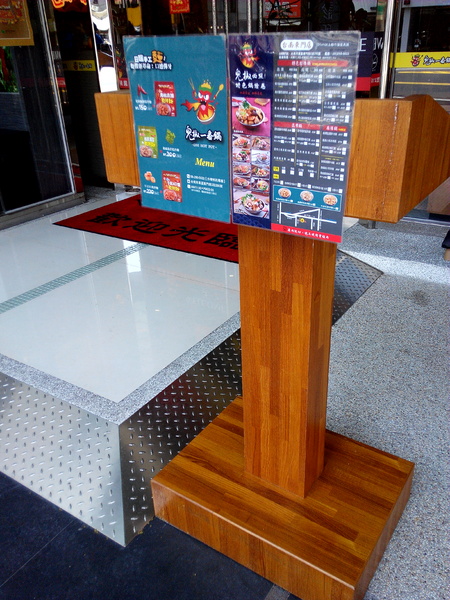 鬼椒一番鍋(東門店):【臺南Ω東區】鬼椒一番鍋(東門店)。鬼椒辣得過癮,綠咖哩風味十足,且不另收服務費