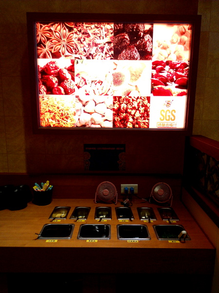 鬼椒一番鍋(東門店):【臺南Ω東區】鬼椒一番鍋(東門店)。鬼椒辣得過癮,綠咖哩風味十足,且不另收服務費