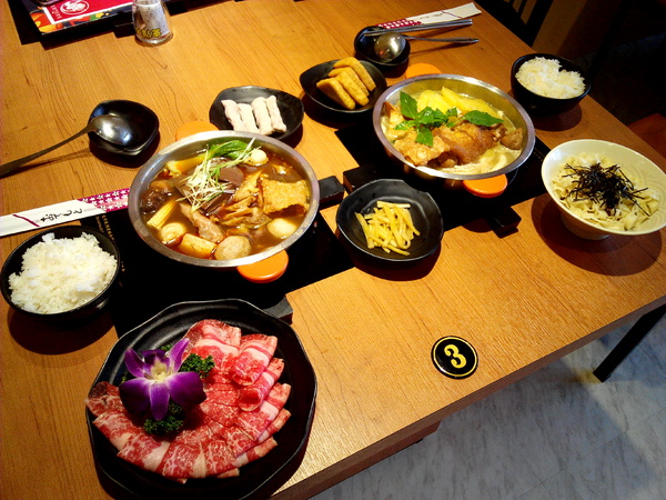 鬼椒一番鍋(東門店):【臺南Ω東區】鬼椒一番鍋(東門店)。鬼椒辣得過癮,綠咖哩風味十足,且不另收服務費