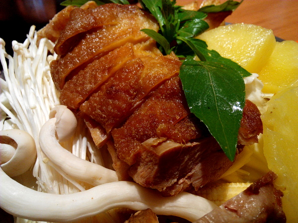 鬼椒一番鍋(東門店):【臺南Ω東區】鬼椒一番鍋(東門店)。鬼椒辣得過癮,綠咖哩風味十足,且不另收服務費