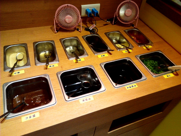 鬼椒一番鍋(東門店):【臺南Ω東區】鬼椒一番鍋(東門店)。鬼椒辣得過癮,綠咖哩風味十足,且不另收服務費