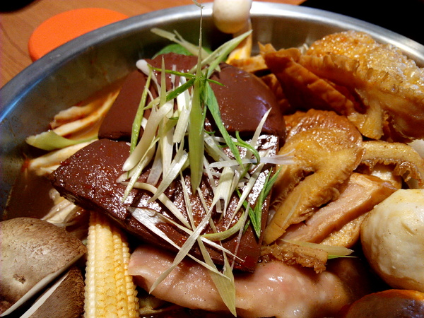 鬼椒一番鍋(東門店):【臺南Ω東區】鬼椒一番鍋(東門店)。鬼椒辣得過癮,綠咖哩風味十足,且不另收服務費