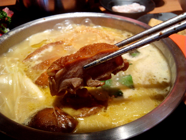 鬼椒一番鍋(東門店):【臺南Ω東區】鬼椒一番鍋(東門店)。鬼椒辣得過癮,綠咖哩風味十足,且不另收服務費