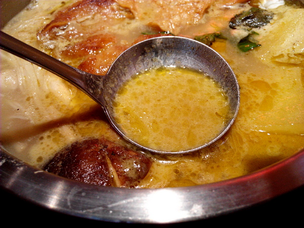 鬼椒一番鍋(東門店):【臺南Ω東區】鬼椒一番鍋(東門店)。鬼椒辣得過癮,綠咖哩風味十足,且不另收服務費