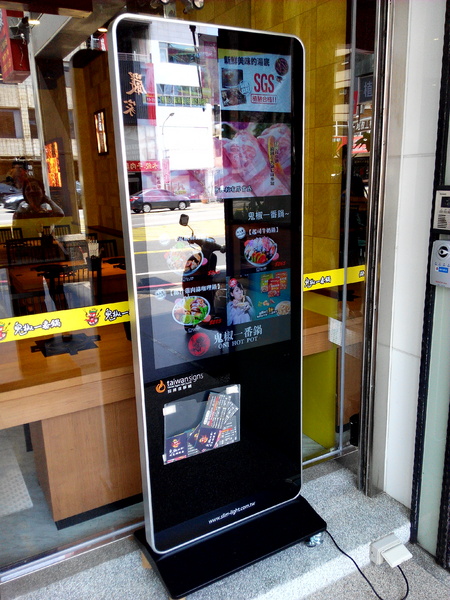 鬼椒一番鍋(東門店):【臺南Ω東區】鬼椒一番鍋(東門店)。鬼椒辣得過癮,綠咖哩風味十足,且不另收服務費