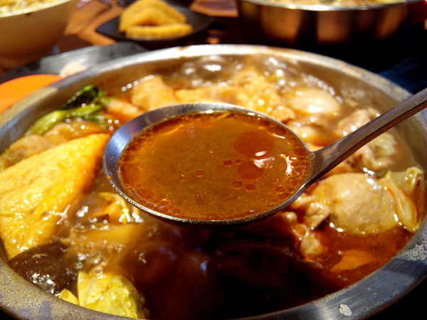 鬼椒一番鍋(東門店):【臺南Ω東區】鬼椒一番鍋(東門店)。鬼椒辣得過癮,綠咖哩風味十足,且不另收服務費