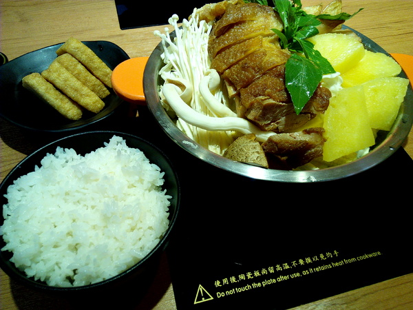 鬼椒一番鍋(東門店):【臺南Ω東區】鬼椒一番鍋(東門店)。鬼椒辣得過癮,綠咖哩風味十足,且不另收服務費