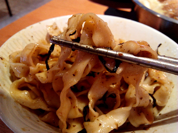 鬼椒一番鍋(東門店):【臺南Ω東區】鬼椒一番鍋(東門店)。鬼椒辣得過癮,綠咖哩風味十足,且不另收服務費