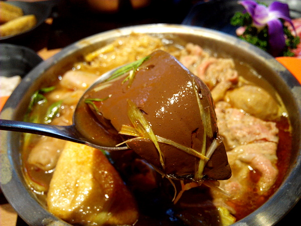 鬼椒一番鍋(東門店):【臺南Ω東區】鬼椒一番鍋(東門店)。鬼椒辣得過癮,綠咖哩風味十足,且不另收服務費