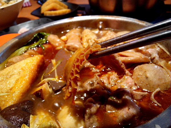 鬼椒一番鍋(東門店):【臺南Ω東區】鬼椒一番鍋(東門店)。鬼椒辣得過癮,綠咖哩風味十足,且不另收服務費